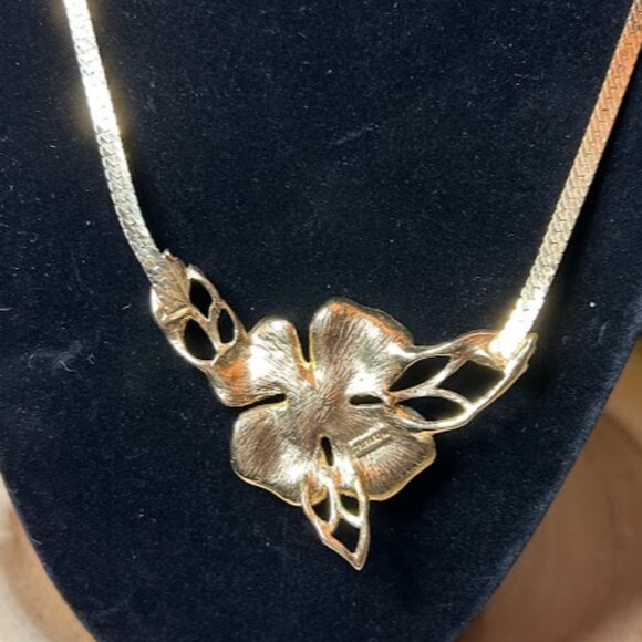 Vintage TRIFARI Off White Signed DOGWOOD FLOWER Pendant - Picture 3 of 4